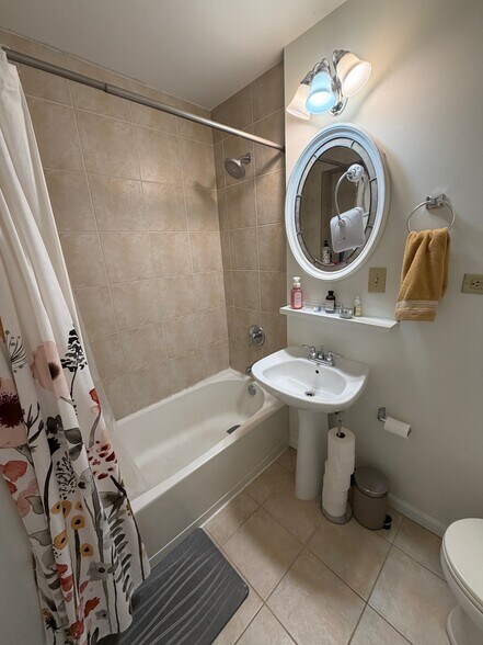 Building Photo - 1424 W Fletcher St