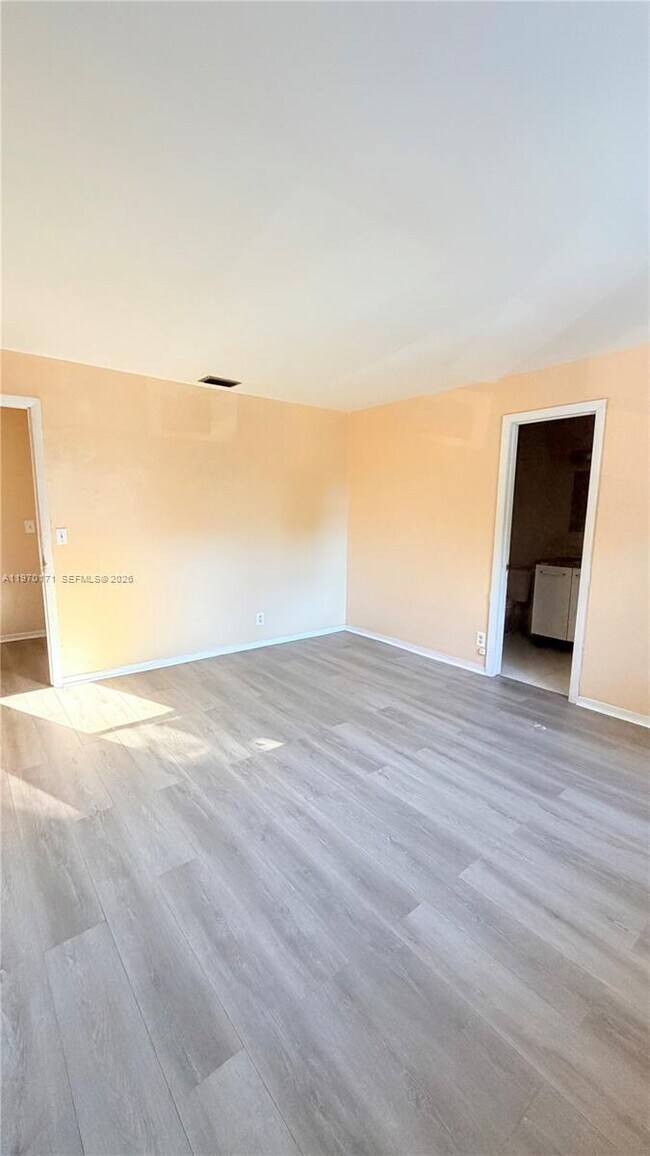 Building Photo - 948 SW 74th Ave