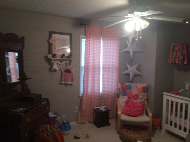 Building Photo - Spacious 3 Bedroom 2.5 Bath Townhome with ...