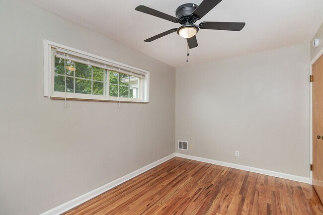 Building Photo - Stunningly Renovated 4 Bedroom 1 Bathroom ...