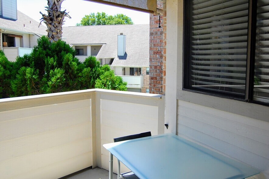 Large Patio Area with Privacy/Sun Shade and Hammock Hooks - 2500 Burleson Rd