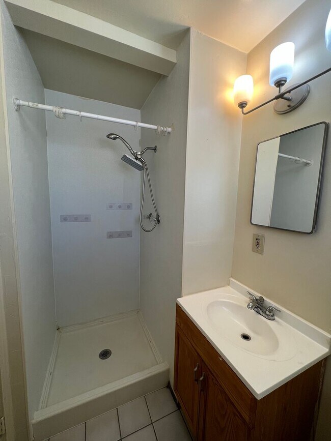 Building Photo - Nice 3 bedroom 1 3/4 Bath 2 Car Garage with large front and back yard!