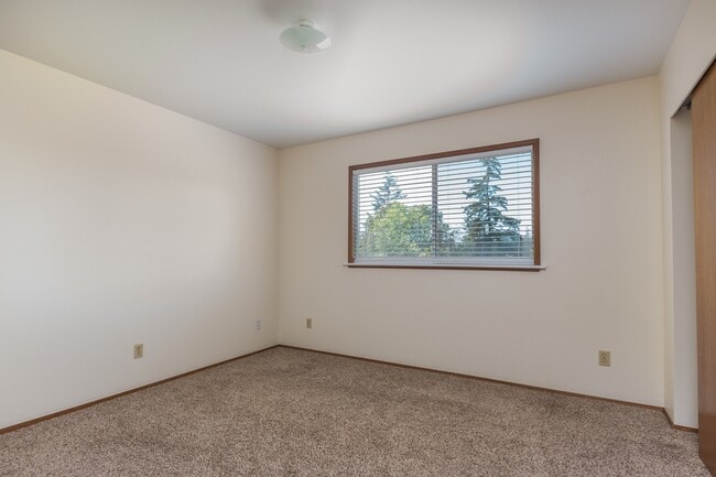 Building Photo - 3 Bedroom Townhome