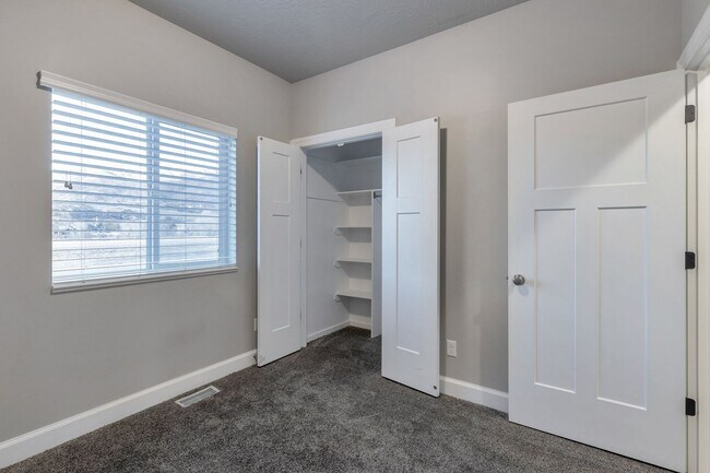 Building Photo - Spacious 4 Bed, 2 Bath Pet-Friendly Home with Central Air & 2-Car Garage! Available on July 6th!