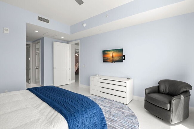 Building Photo - LUXURY Fully Furnished Condo in Saltaire For Rent!