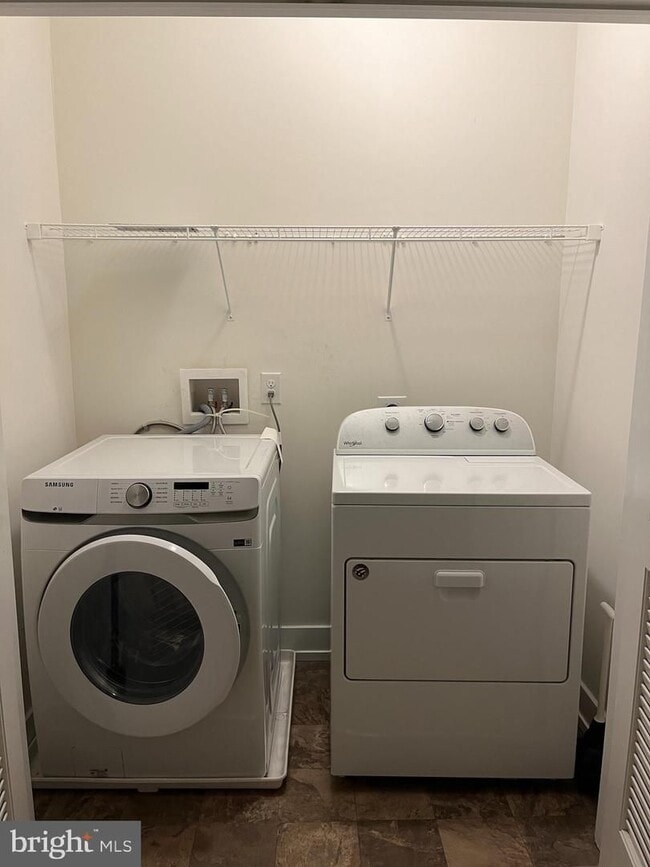 Building Photo - 805 Lakeview Ct