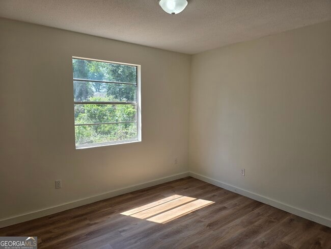 Building Photo - 309 E 3rd St