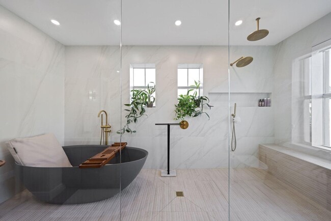 Building Photo - 200 NE 2nd Ave