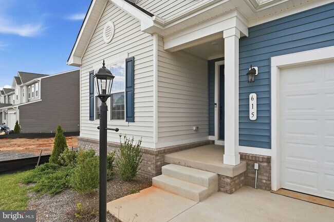 Building Photo - 615 Clover Ln