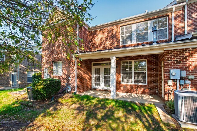 Building Photo - Charming 2-Bedroom Townhome in Desirable R...