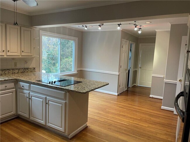 Building Photo - 119 Woodlawn Dr NE