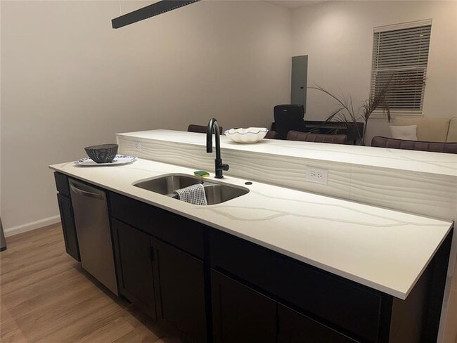 Building Photo - 573 S Fretz Ave