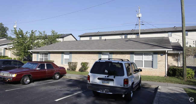 Building Photo - Village at Carriage Hills