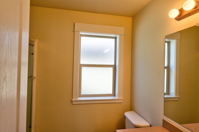 Building Photo - 997