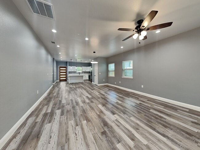 Building Photo - 633 Helena Ave