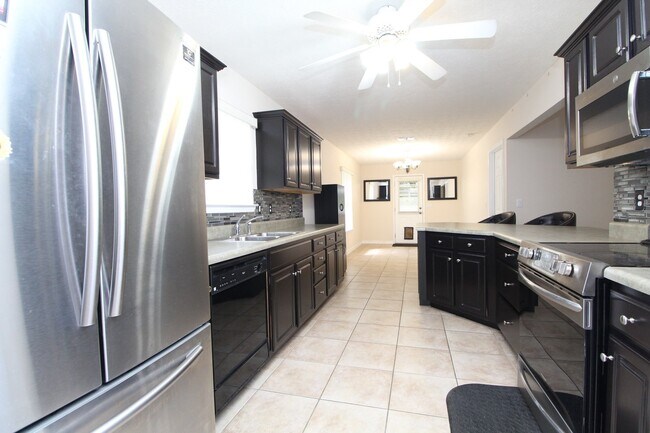 Building Photo - 3BR/2BA Gulf Breeze Brick Home in Oak Pointe with Vaulted Ceilings, Open Layout, Fenced Yard & La...