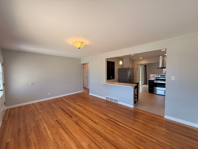 Building Photo - Spacious Twin Lakes Gem!!!