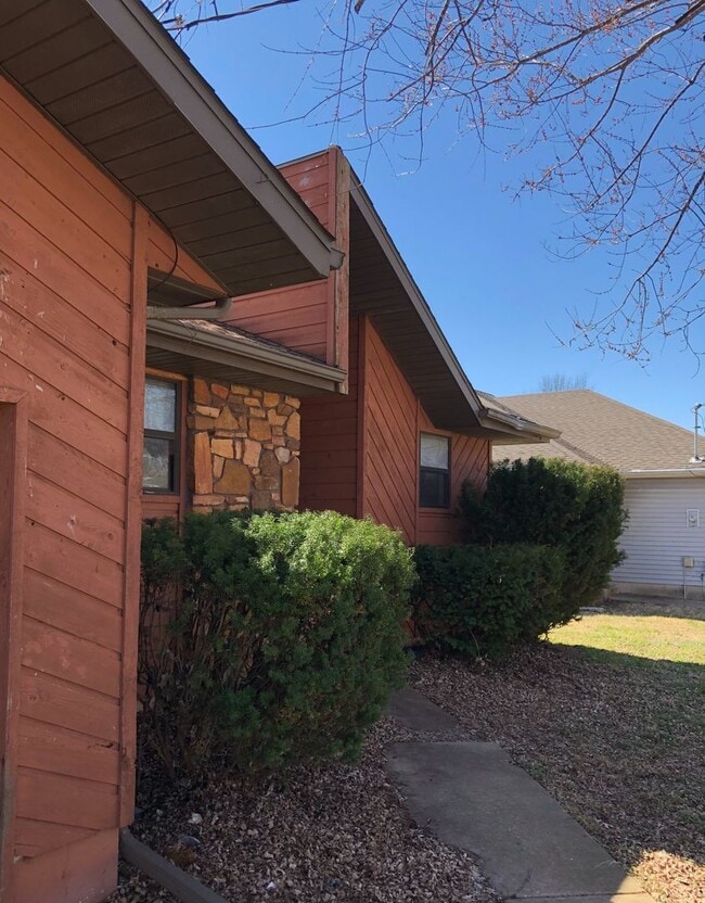 Building Photo - 2 bedroom, 2 bathroom, 1 car garage duplex