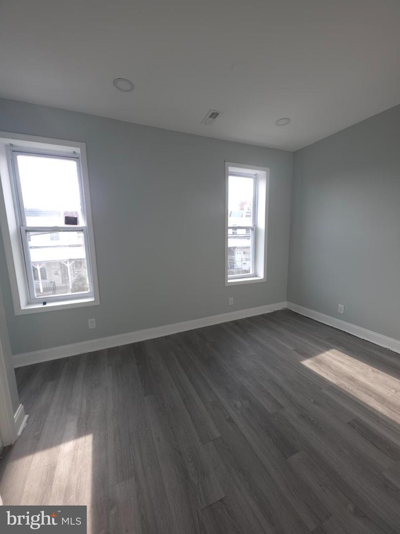 Building Photo - 1133 W Somerset St