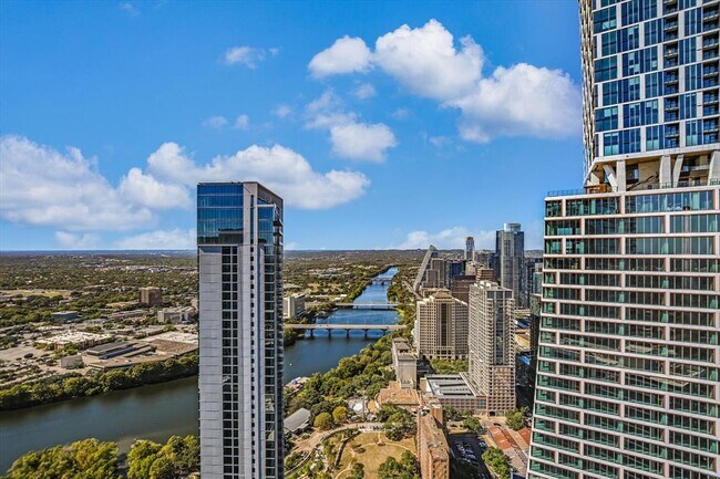 Building Photo - 610 Davis St