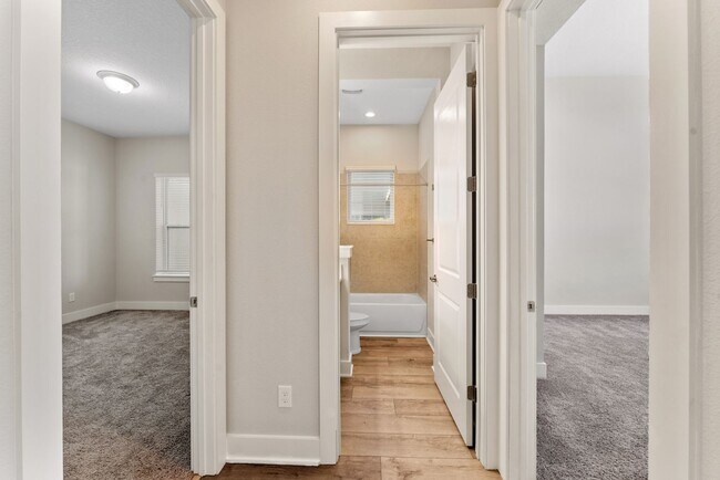 Building Photo - Nice 3/2.5 Bath Home with Bonus Room and 2...