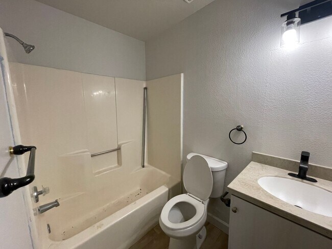 Building Photo - APPLE VALLEY- REFURBISHED 2 BEDROOM , 2 BATHROOM APARTMENT
