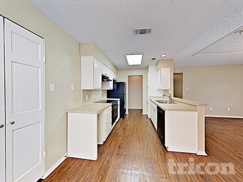 Building Photo - 773 Parkview Dr