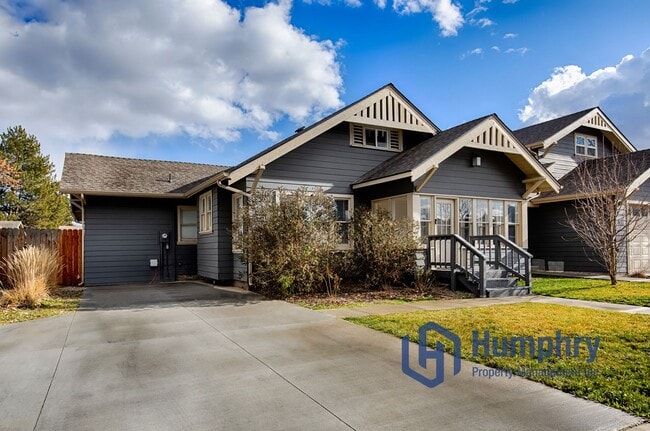 Building Photo - Charming home within walking distance to the greenbelt.