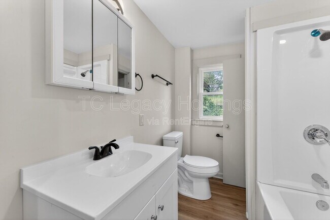 Building Photo - 1527 Farland Ave
