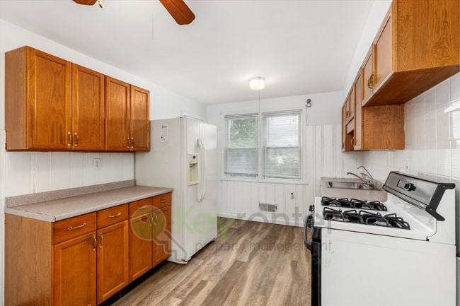 Building Photo - Bright 2BR/1BA Apartment with Private Entr...