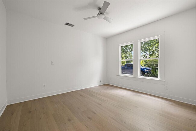 Building Photo - 1301 Sloan St