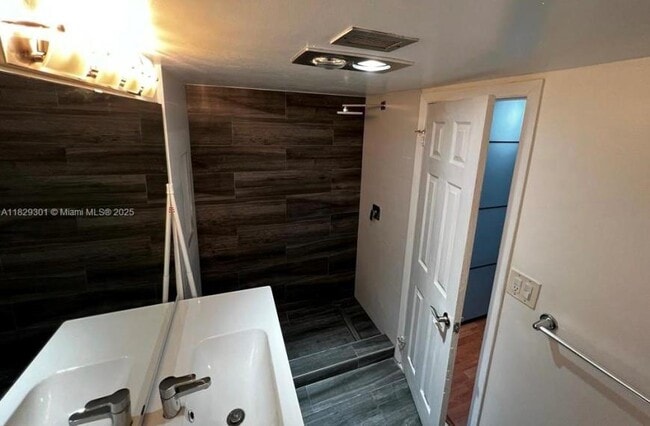 Building Photo - 2 bedroom in Aventura FL 33160