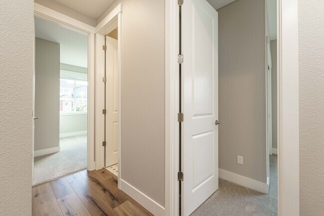 Building Photo - Charming 3-Bedroom, with Office and 2 Bath...