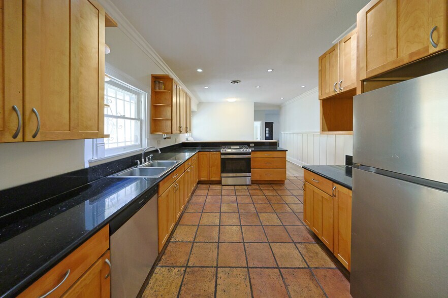 Building Photo - 3525 S Budlong Ave