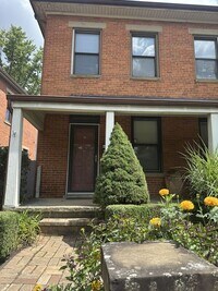 Building Photo - 820 Summit St