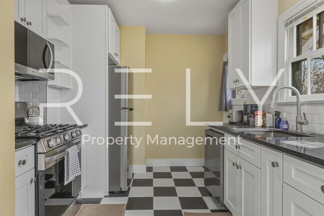 Building Photo - 933 E 56th St