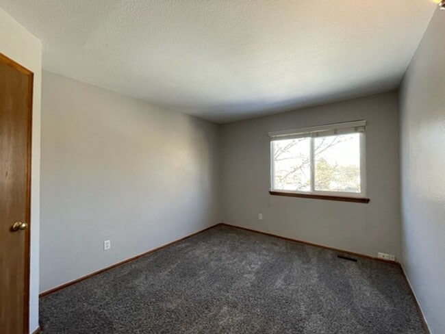Building Photo - Stratford Lake 4-Level