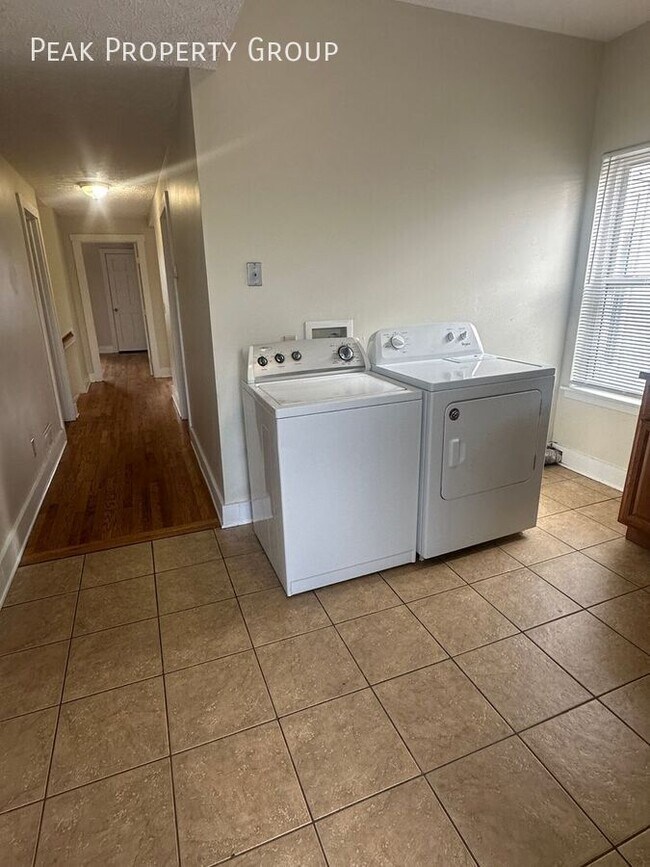 Building Photo - 1371 Summit St