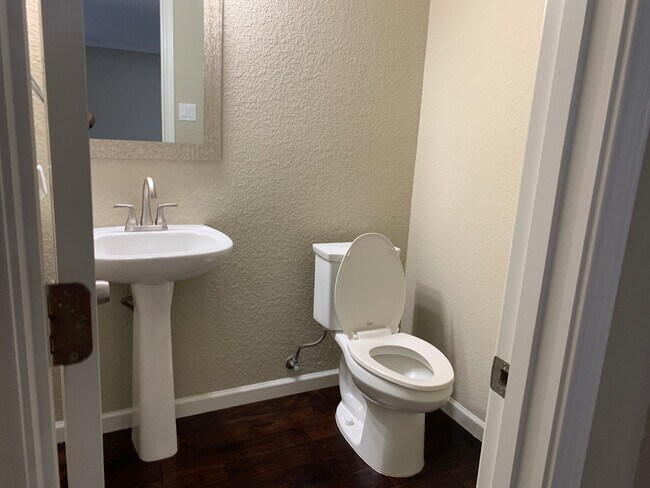 Building Photo - *MOVE IN SPECIAL* Gorgeous Four Bedroom Home with Covered Patio Near Medical Center!!
