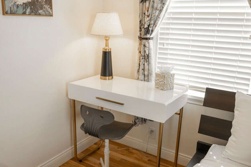 Building Photo - 356 E Utopia Ave