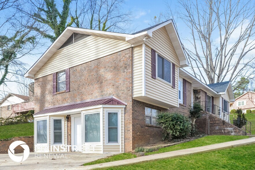 Building Photo - 2026 Sprucewood Pl