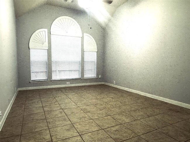 Building Photo - 2910 Sandleigh Dr