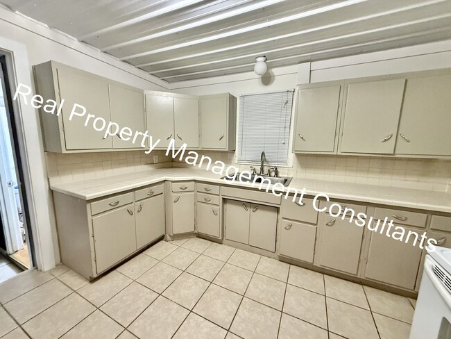 Building Photo - 3 Bedroom with Spacious Backyard