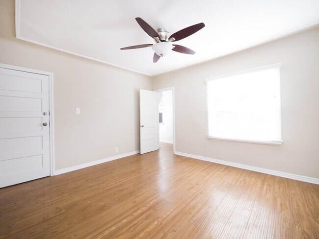 Interior Photo - 5225 De Longpre Ave