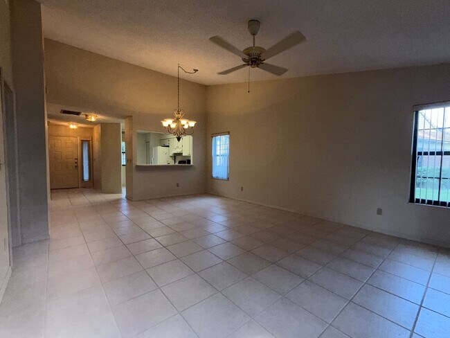 Building Photo - Spacious 2 bedroom, 2 bathroom home