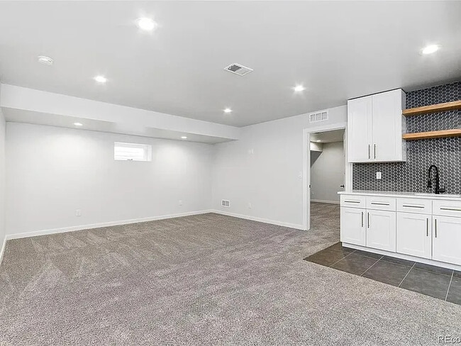 Building Photo - 2458 Chase St