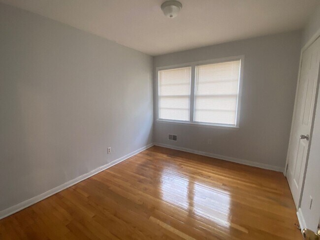 Building Photo - 221 Ramblewood Dr