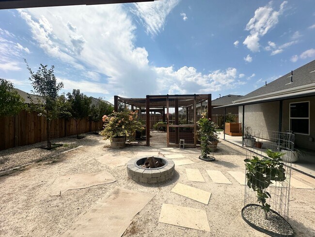 Building Photo - 2548 N Kayenta St