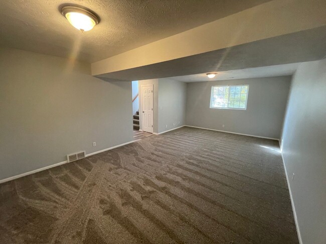 Building Photo - Home In Papillion For Rent!