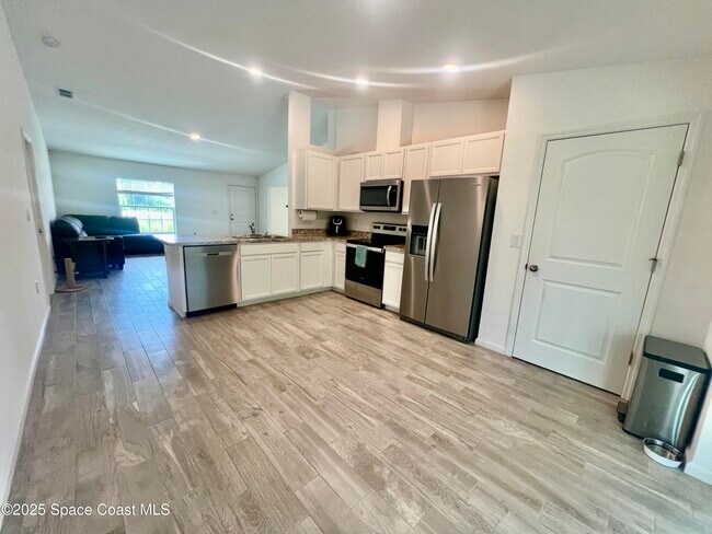 Building Photo - 499 Oakleaf St SW